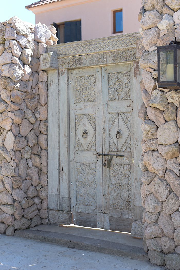 puerta y piedra
