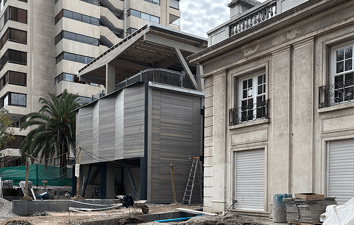 El diseño privilegia la accesibilidad universal, incorporando circulaciones amplias, rampas y un ascensor central que conecta todos los niveles.